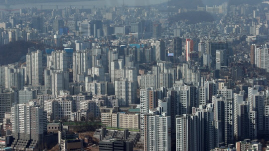 서울 집값이 25주 연속 하락하고 있는 가운데 재건축 단지는 올해 들어 처음으로 4주 연속 오르면서 부동산시장이 예측불허의 움직임을 보이고 있다. <연합뉴스>